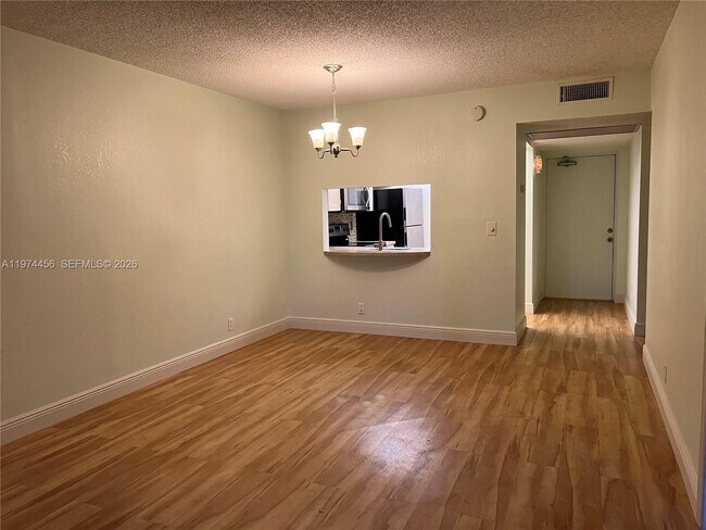 Foto del edificio - 9311 Orange Grove Dr