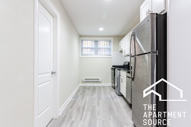 Building Photo - 726 W Roscoe St