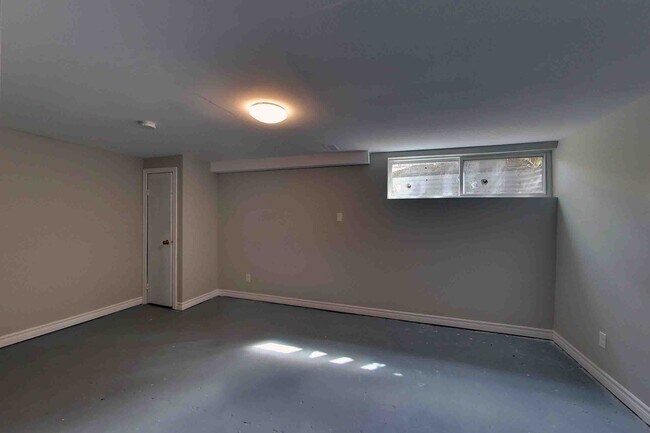 Building Photo - Updated 3Bed 1.5Bath Townhome in the Stunning Corunna, Ontario!