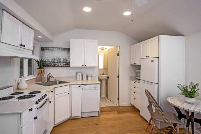 Kitchen w dishwasher - 2151 Oakley Ave