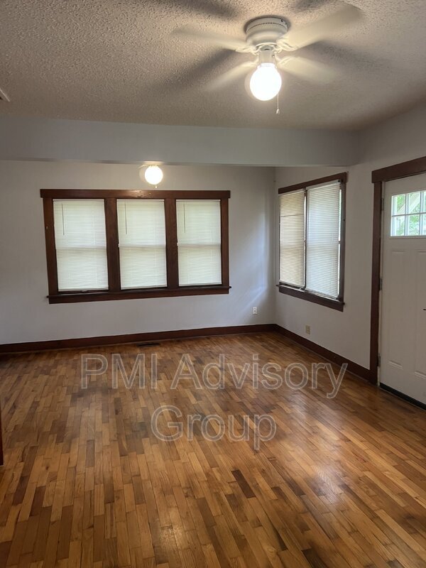 Building Photo - 814 NE Winfield Ave
