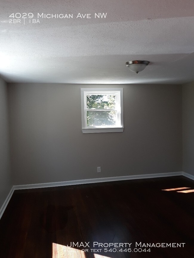Building Photo - 2 bedroom with large yard