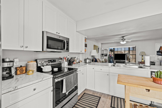 Albany Apartments | Tampa, FL | Kitchen - Albany Townhomes