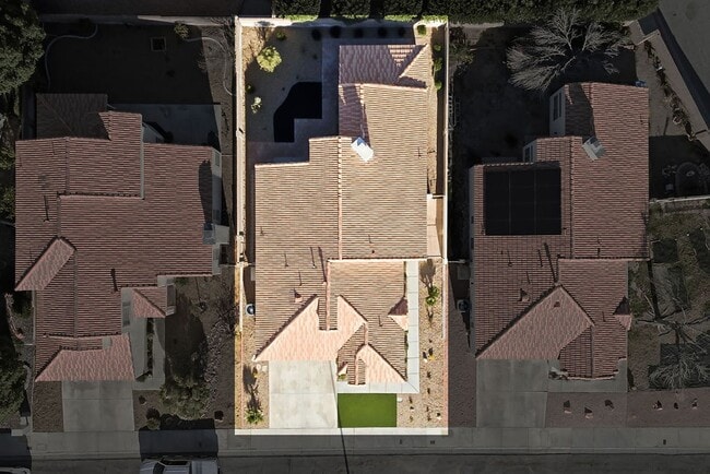 Building Photo - STUNNING DESERT SHORES MINUTES FROM THE LAKES!!!