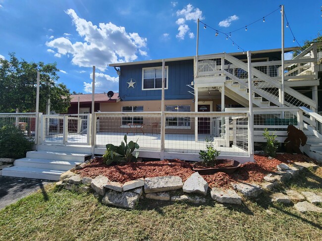 La unidad C es una unidad marrón de la planta baja con un gran porche. - 2491 Canyon Lake Forest #C