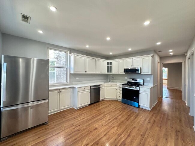 Building Photo - 4020 W Cornelia Ave