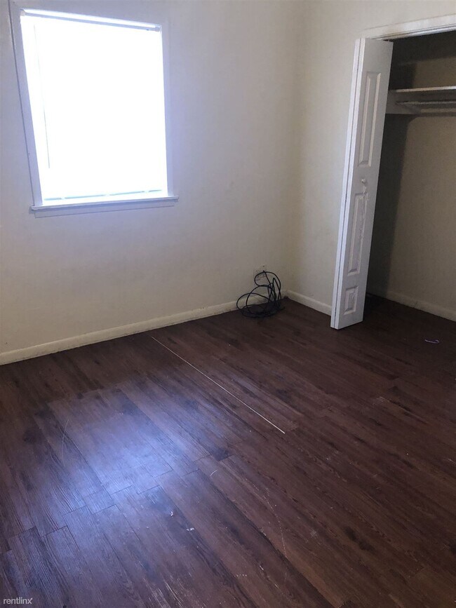 Building Photo - 2 br, 1 bath  - 2901 E Travis St B8