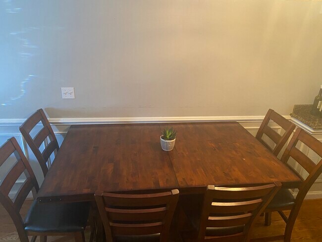 Comedor - 1164 Nanticoke St