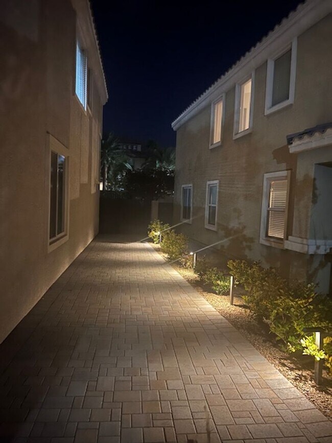 Building Photo - Rhodes Ranch!! Guard Gated!! Bed & Bath Do...