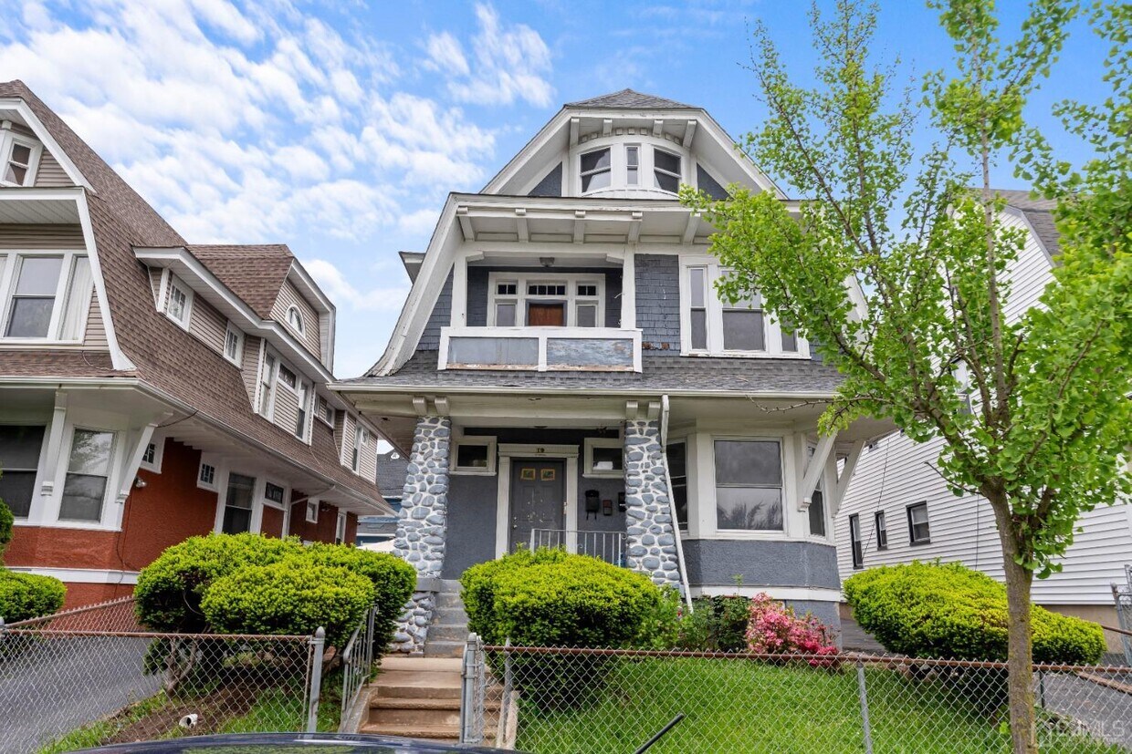 19 Newfield St, East Orange, NJ 07017 Room for Rent in East Orange