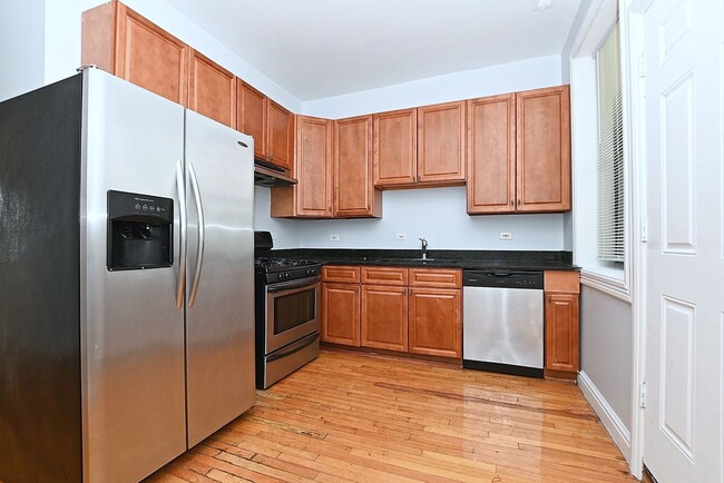 Building Photo - Large 2bed/1bath in Hot Bronzeville. ONE M...