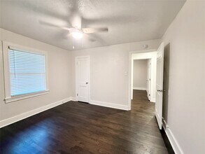 Building Photo - 119 Oak Dr