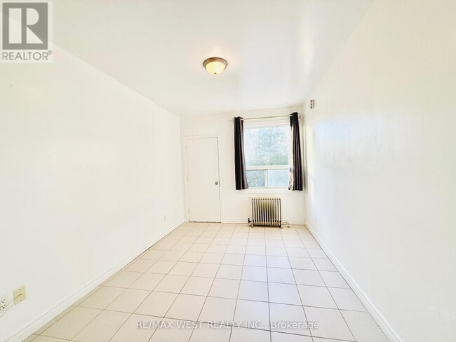 Building Photo - 4L-672-676 SHEPPARD Ave