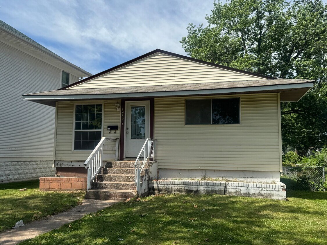 Primary Photo - 3 bedroom 1 bath home in Rock Island