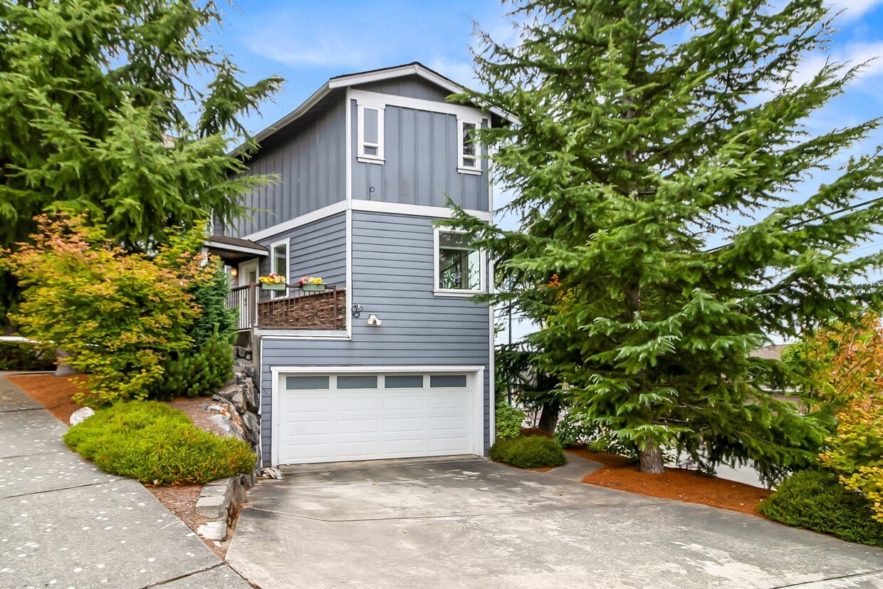 Primary Photo - Large deluxe condo, 2 car garage, storage,...