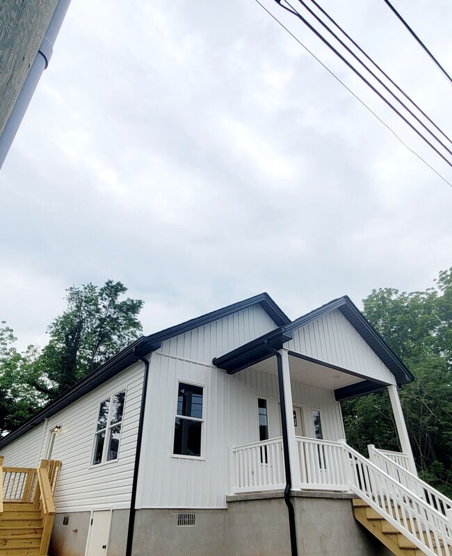 Building Photo - Beautiful new built three-bedroom, two-bat...