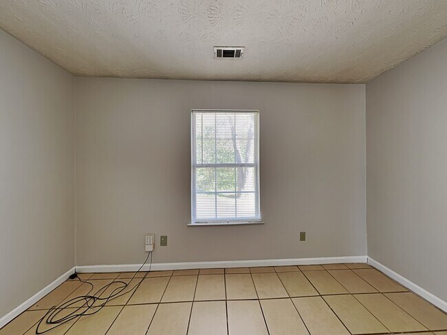 Building Photo - 6114 Green Acres Dr SW