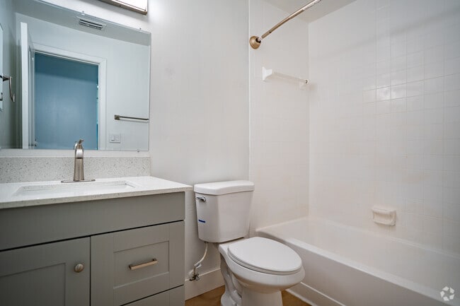1BD, 1BA - 589SF - Bathroom - Westshore Marina Flats