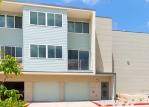 Building Photo - 604 N Bluff Dr