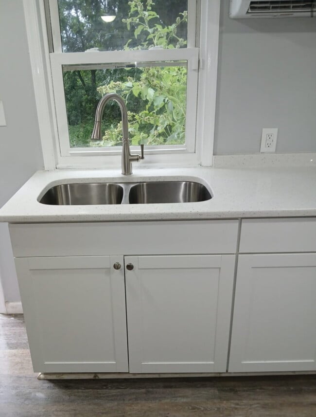Building Photo - Private Basement Apartment with 2 Beds and...