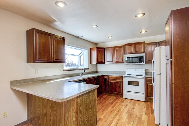 Building Photo - Spacious 4BR Home in Gleneagle!!!