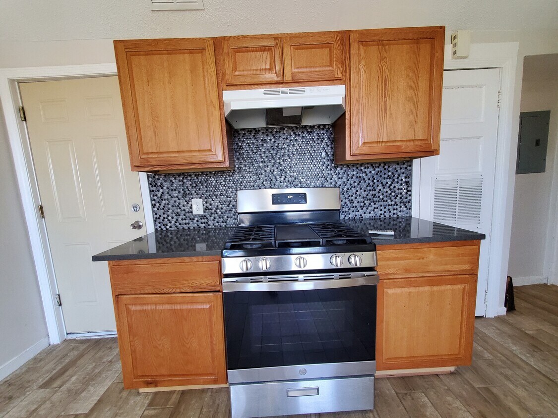 Primary Photo - 282 Putnam St