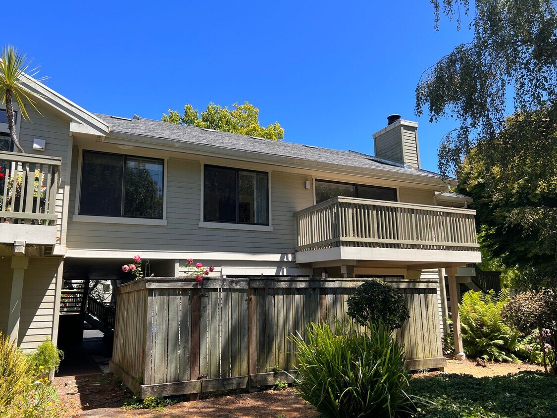 Primary Photo - LARGE ONE LEVEL UPPER UNIT CONDO WITH TWO ...