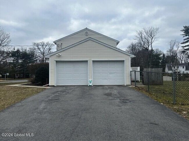 Building Photo - 205 Kenwood Ave
