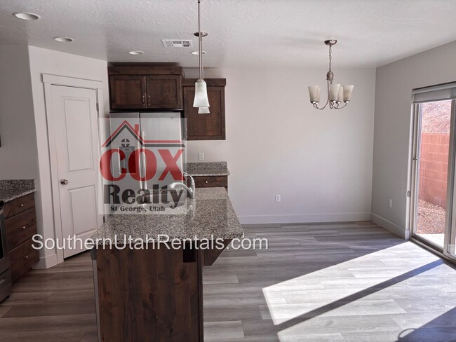 Foto del edificio - 3 bed / 2.5 bath / 2-car with washer/dryer...