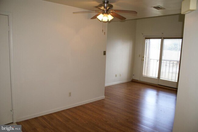 Building Photo - 1121 Stanley Ave