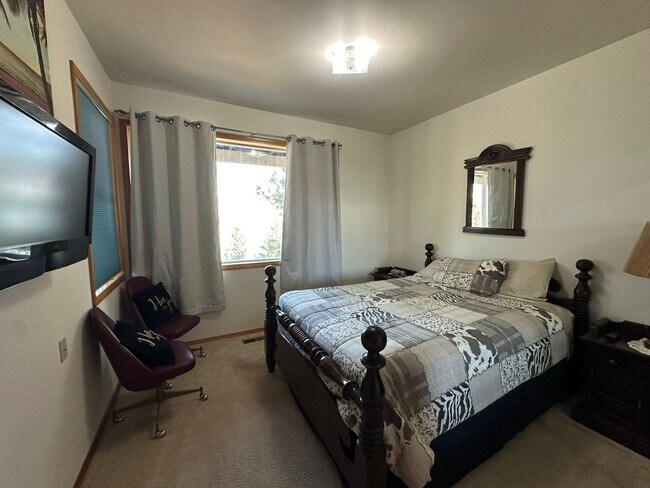 Foto del edificio - **MOVE IN SPECIAL** Reduced Price and Half off Deposit! 4 Bed, 2 Bath Home with Spectacular Lake ...