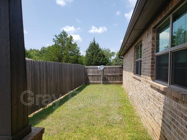 Building Photo - 1331b N Monte Vista St