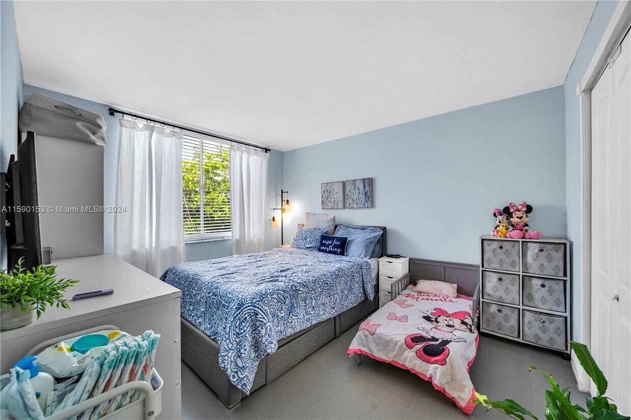 Foto principal - 1720 NW N River Dr