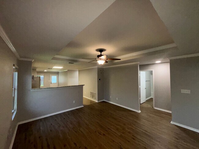 Building Photo - Silver Oaks