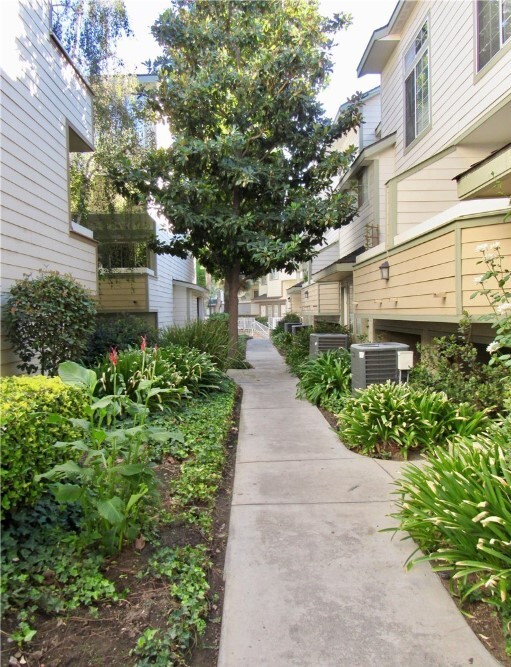 Corridor outside front door - 11150 Glenoaks Blvd