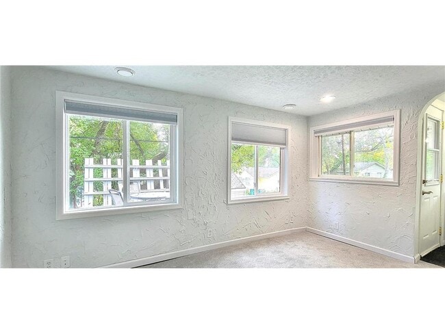 Foto del edificio - 2339 Hemlock Ln N