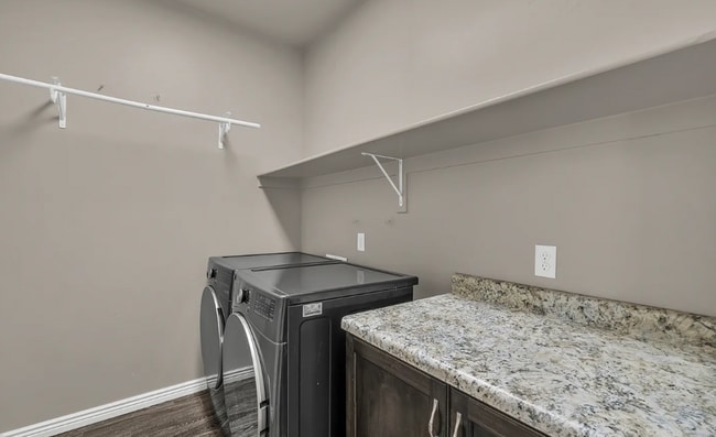 Building Photo - Gorgeous 4 Bed with 3 Car Garage AND Hot Tub