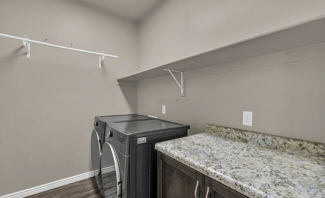 Foto del edificio - Gorgeous 4 Bed with 3 Car Garage AND Hot Tub