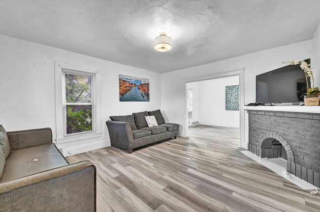 Building Photo - 427 E 156th St