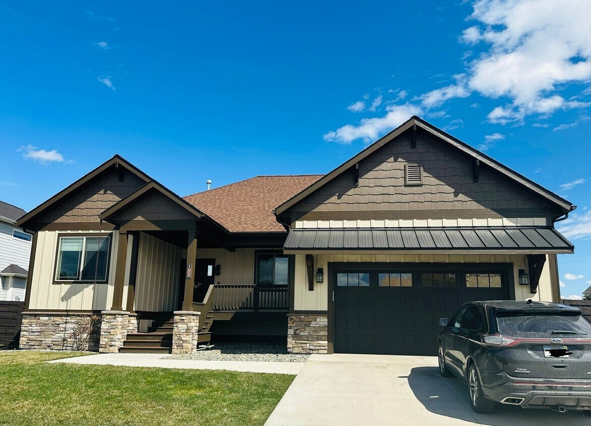 Primary Photo - Silverbrook community 5 bedroom home