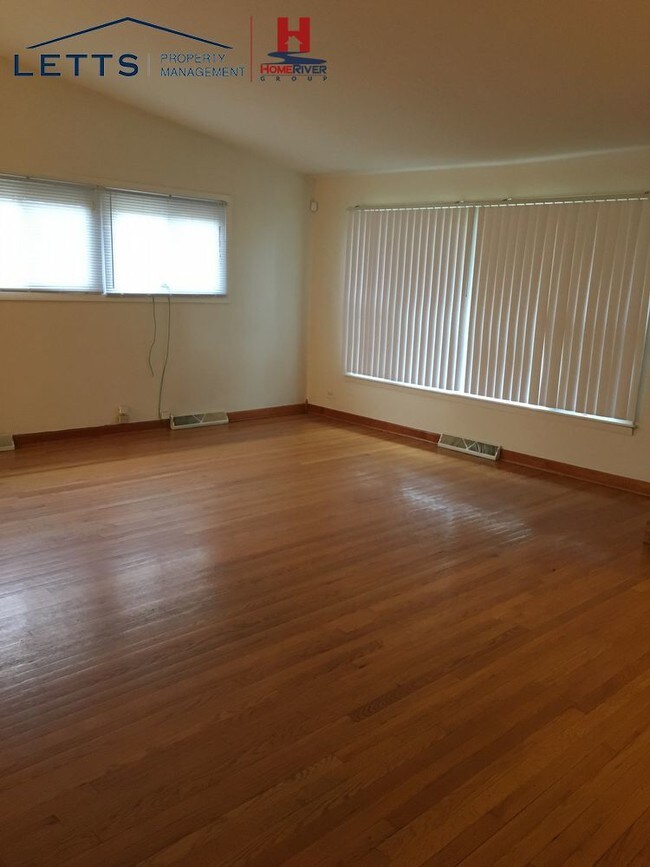 Building Photo - Gorgeous 4 Bedroom Home