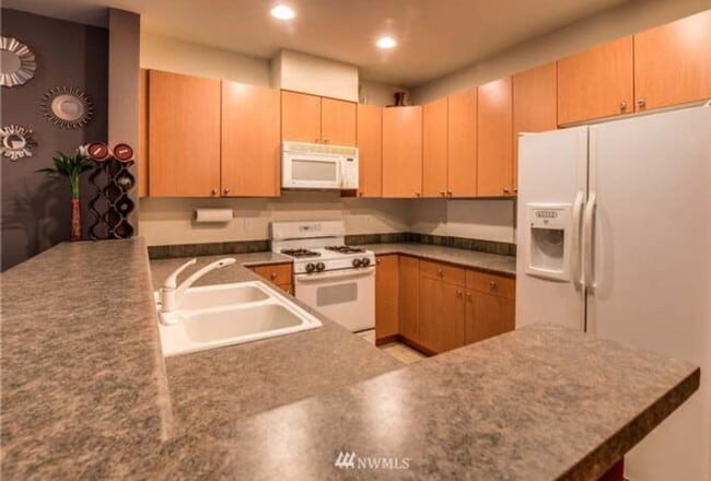 Building Photo - Spacious 3 bed townhome