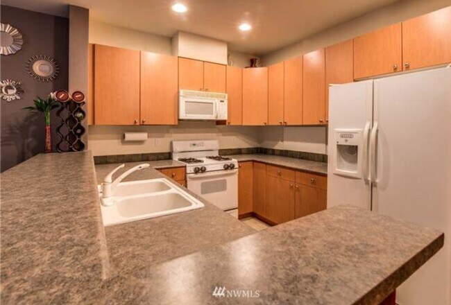 Foto del edificio - Spacious 3 bed townhome