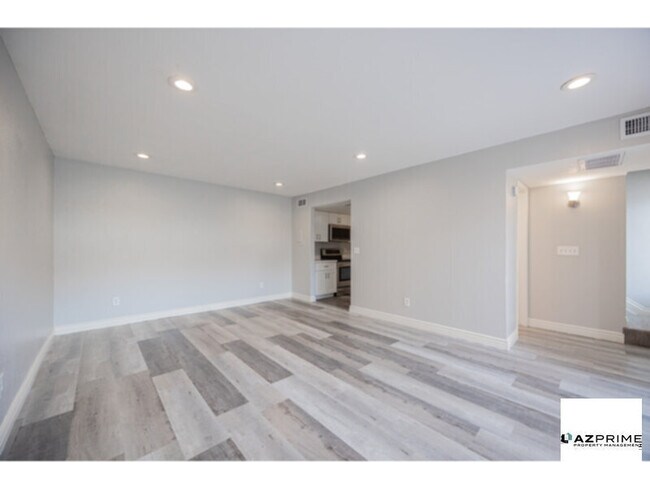 Foto del edificio - Your Next Home Awaits in this Beautifully Updated 2/1.5 Townhome in Phoenix!