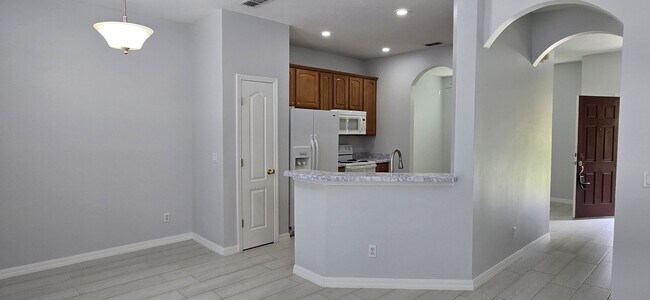 Foto del edificio - Stunning 2/2.5 Townhome in Beacon Park! Fresh Paint, New Carpets, Available Now!