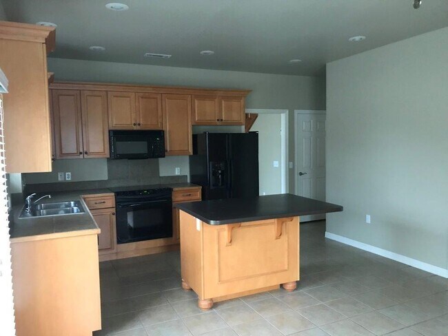 Building Photo - 2506 S Greens Way