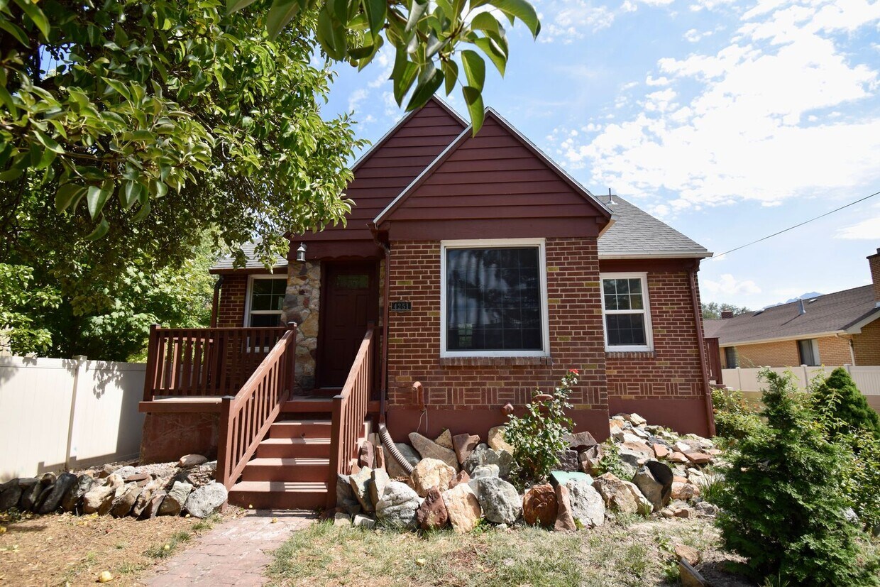 Amazing Home in Millcreek with Backyard Oasis! - Amazing Home in Millcreek with Backyard Oasis!