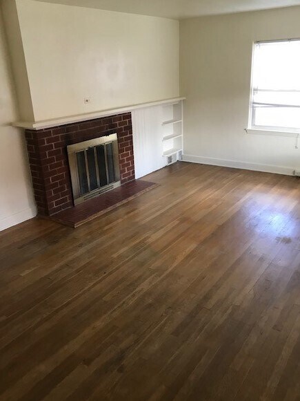 Living Room - 321 E Irvin Ave