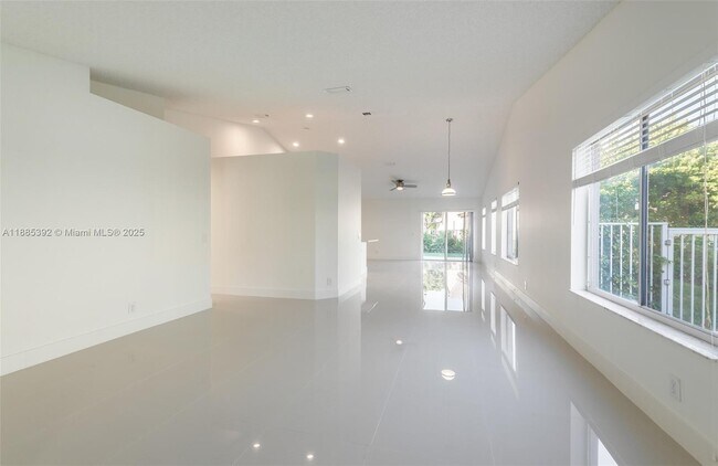 Foto del edificio - 4295 Greenbriar Ln