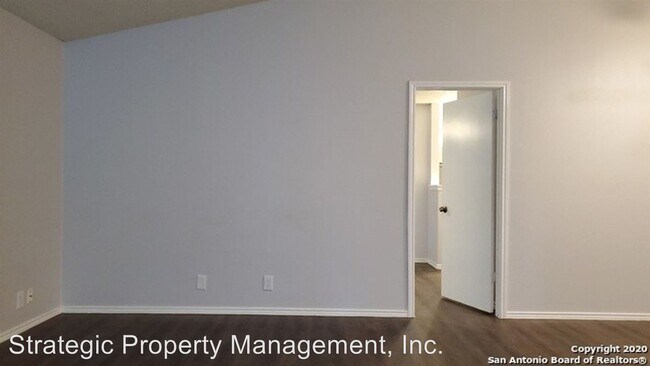 Foto del edificio - 5222-5224 Meadow Rise St